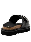 Sandalia negra de cuero para mujer con diseño reptil, destacada hebilla metálica y suela gruesa para estilo casual moderno.