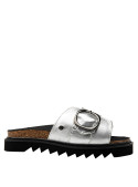 Sandalia plata de mujer en cuero con patrón reptil, suela cómoda y hebilla decorativa, ideal para el día a día.