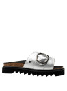 Sandalia plata de mujer en cuero con patrón reptil, suela cómoda y hebilla decorativa, ideal para el día a día.