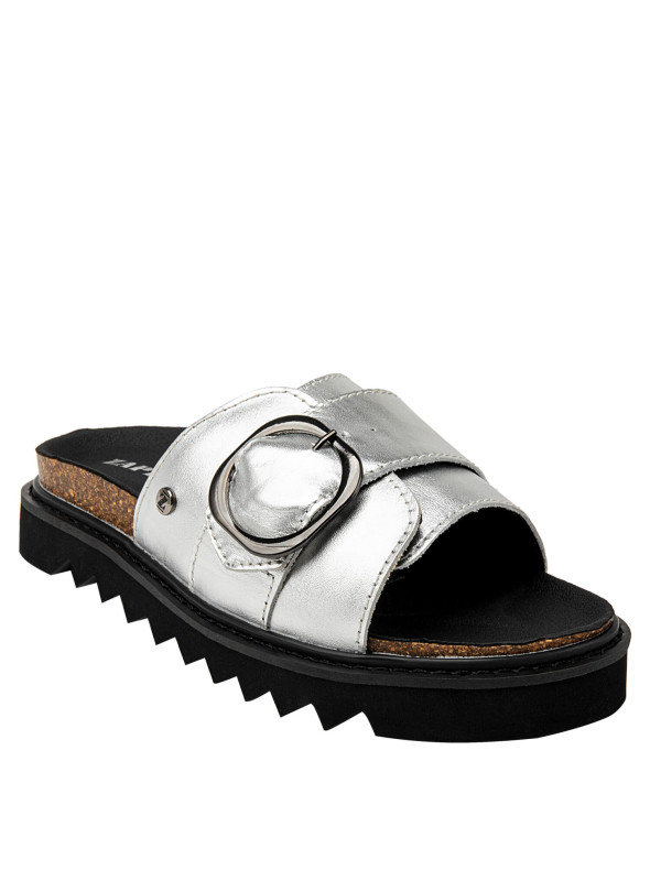 Sandalia de cuero negro para mujer, diseño escamado, hebilla grande, suela gruesa, ideal para ocasiones informales.