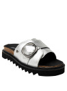 Moderna sandalia de cuero plata con diseño de escamas y hebilla grande, versátil para atuendos casuales y semi-formales.