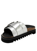 Sandalia de cuero plata para mujer, estilo chunky, suela dentada y hebilla funcional. Ideal para un look casual.