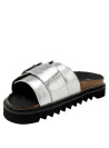 Sandalia de cuero plata para mujer, estilo chunky, suela dentada y hebilla funcional. Ideal para un look casual.