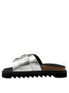 Sandalia casual de cuero plata para mujer, diseño moderno con hebilla metálica y escamas, ideal para ocasiones informales.