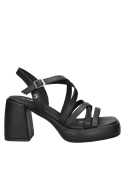 Sandalia negra de cuero con diseño contemporáneo y taco alto, perfecta para eventos formales o salidas casuales.