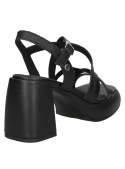 Elegante sandalia negra de cuero para mujer, combinando estilo clásico y moderno, adecuada para diversas ocasiones.