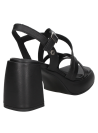 Elegante sandalia negra de cuero para mujer, combinando estilo clásico y moderno, adecuada para diversas ocasiones.
