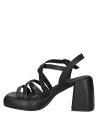 Sandalia de cuero negro con hebilla ajustable lateral, proporcionando estabilidad y confort con su taco ancho y alto.