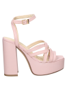 Sandalia de cuero rosado con plataforma alta y tiras que brindan soporte, combinable con vestidos largos y faldas midi.