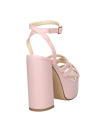 Elegante sandalia rosada de cuero con diseño de los años 70, perfecta para eventos sociales y cenas elegantes.