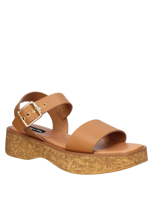 Sandalia de cuero camel con correas anchas y plataforma, combinable con vestidos veraniegos o jeans holgados.