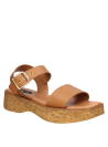 Sandalia de cuero camel con correas anchas y plataforma, combinable con vestidos veraniegos o jeans holgados.