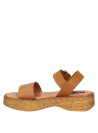 Sandalia camel de cuero, ideal para ocasiones informales, con cierre ajustable de hebilla lateral.