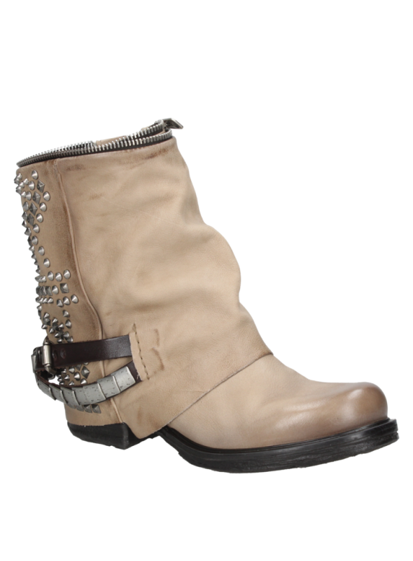 Botín de cuero camel para mujer, estilo robusto y moderno, con elementos decorativos metálicos.