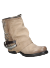 Botín de cuero taupe, diseño robusto con cinturón y tachuelas, ideal para mujeres que buscan un estilo rebelde.