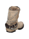 Botín de cuero taupe con aplique metálico en forma de cremallera, estilo punk para ocasiones casuales y nocturnas.