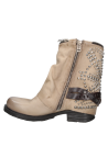 Botín de cuero taupe con hebilla metálica en el tobillo y detalles de tachuelas, diseño moderno y atrevido para mujer.