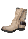 Botín de cuero taupe para mujer con tachuelas metálicas en la parte trasera, estilo rockero ideal para salidas informales.