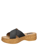 Sandalia negra casual para mujer de material sintético con taco plano de 4.5 cm y punta abierta.