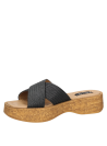 Sandalia negra casual para mujer de material sintético con taco plano de 4.5 cm y punta abierta.