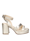 Sandalia de mujer en cuero dorado, estilo chic con taco cuadrado, perfecta para un look moderno y fresco.