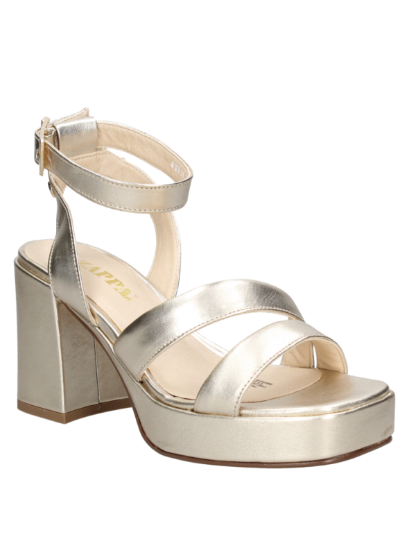 Elegante sandalia de cuero dorado con plataforma, ideal para eventos diurnos y salidas nocturnas casuales.