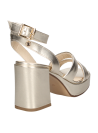 Sandalia de cuero oro con diseño minimalista y tiras anchas, perfecta para combinar con vestidos o faldas.