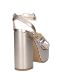 Calzado dorado de cuero con plataforma y taco cuadrado, ideal para un look bohemio o formal sofisticado.
