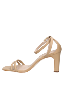 Tacón cuadrado medio en sandalia beige de cuero, ofrece estabilidad y comodidad para un estilo casual chic.