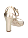 Sandalia de cuero dorado con hebilla ajustable en el tobillo, perfecta para un look sofisticado y versátil.