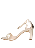 Sandalia casual de cuero dorado con tira delgada frontal, ideal para eventos formales y casuales.