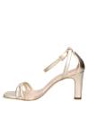 Sandalia casual de cuero dorado con tira delgada frontal, ideal para eventos formales y casuales.
