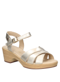 Sandalia casual de mujer en cuero dorado con hebilla ajustable, ofrece estabilidad y modernidad.