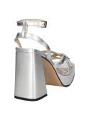 La plataforma frontal de la sandalia de cuero plata ofrece altura y comodidad, ideal para combinar con vestidos elegantes.