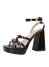 Taconada sandalia negra de charol con diseño moderno, ideal para outfits semi-formales, combina comodidad y estilo.