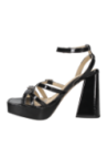 Sandalia de cuero negro con plataforma frontal, adecuada para matrimonios y cenas formales, ofrece altura y estabilidad.