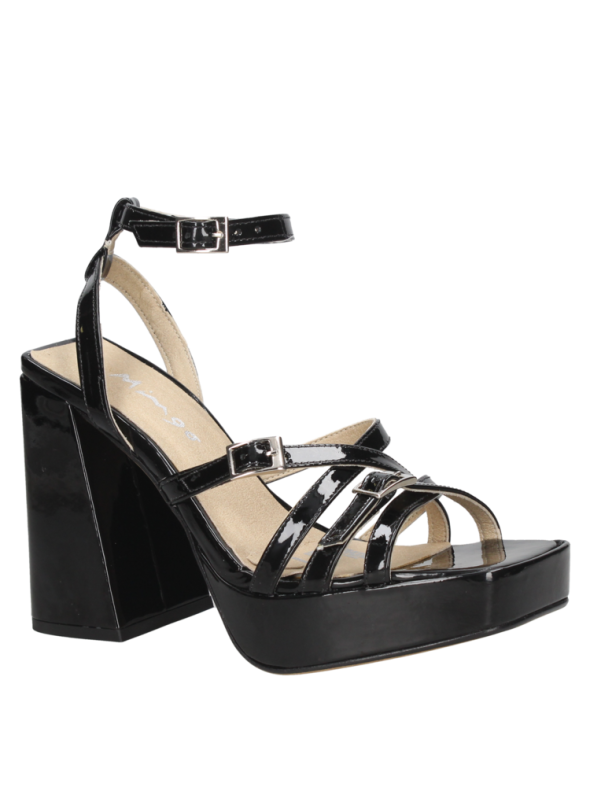 Sandalia negra de charol con tiras delgadas, ideal para eventos formales, con tacón cuadrado y plataforma cómoda.
