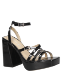 Sandalia negra de charol con tiras delgadas, ideal para eventos formales, con tacón cuadrado y plataforma cómoda.
