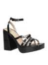 Sandalia negra de charol con tiras delgadas, ideal para eventos formales, con tacón cuadrado y plataforma cómoda.