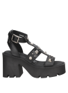 Sandalia negra de cuero estilo punk, ideal para destacar en entornos casuales o conciertos con su diseño llamativo.