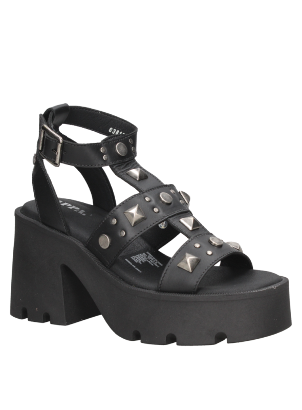 Sandalia verde de cuero para mujer con estilo casual y detalles metálicos que reflejan una moda rockera y audaz.