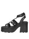 Sandalia de cuero negro para mujer, diseño robusto y vanguardista con suela gruesa, ideal para un estilo urbano.