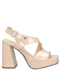 Sandalia femenina nude de charol con diseño moderno y sofisticado, ideal para un look urbano con pantalones pitillo.
