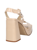 Elegante sandalia nude de cuero con detalle metálico, combina con vestidos vaporosos o faldas midi.