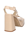 Elegante sandalia nude de cuero con detalle metálico, combina con vestidos vaporosos o faldas midi.