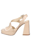 Cuero nude en sandalia de mujer con correas cruzadas y hebilla ajustable, perfecta para eventos semi-formales.