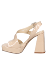 Cuero nude en sandalia de mujer con correas cruzadas y hebilla ajustable, perfecta para eventos semi-formales.