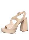 Sandalia nude de charol para mujer con tacón cuadrado alto y plataforma, ideal para un look casual chic.