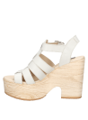 Sandalia de cuero blanco para mujer, cómoda y ajustable, ideal para eventos informales gracias a su plataforma.