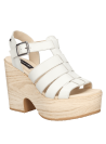 Calzado casual de cuero blanco para mujer, con correas ajustables y hebilla lateral, ideal para ocasiones informales.
